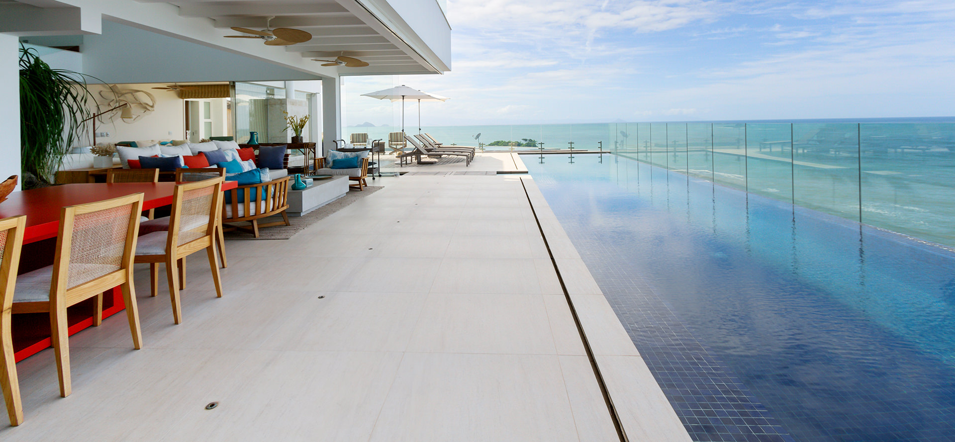 <p style="text-align: center;">Réveillon 2026 na praia: da vista para o mar ao luxo da arquitetura, estas casas prometem um Ano-Novo repleto de boas surpresas, conforto e tranquilidade</p>
